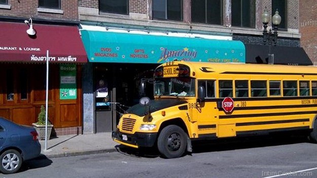 Iskolabusz parkol a szexshop előtt